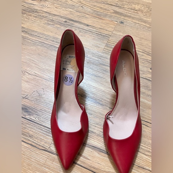 Preloved- Aldo- D'Orsay Pump with gold detail at heel - 8. - Picture 2 of 5